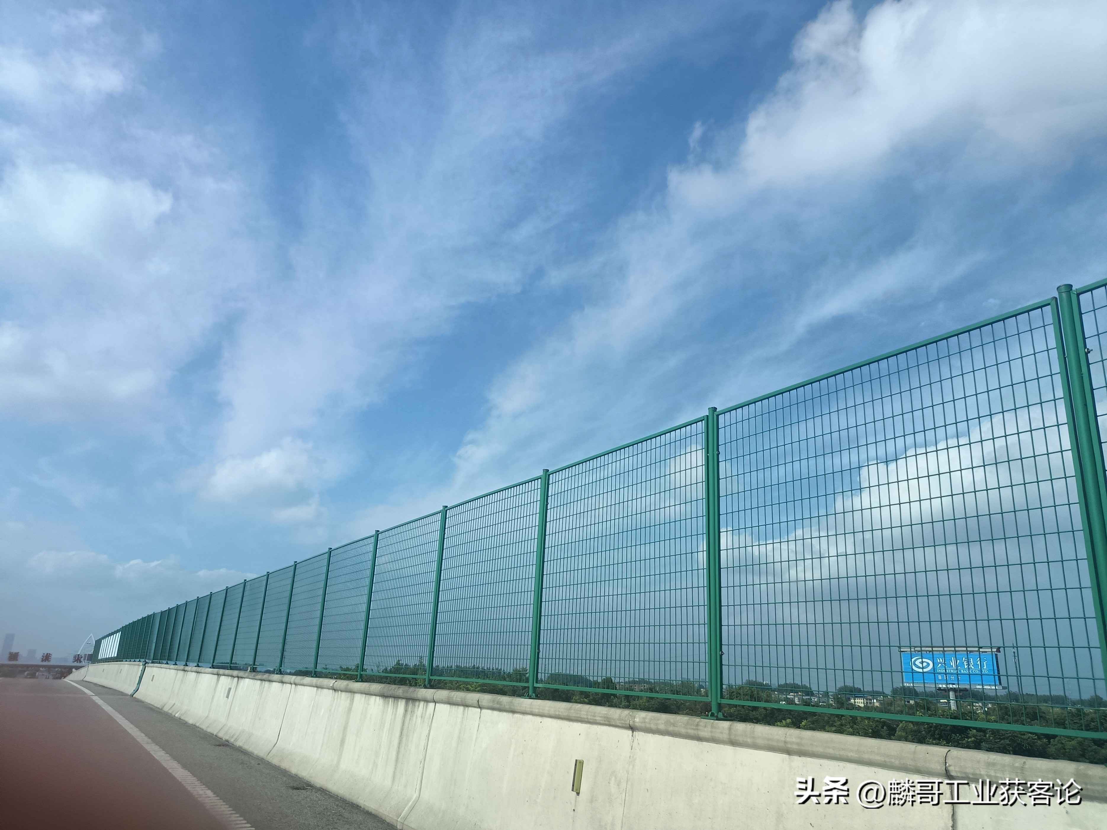 海南省热浸塑涂塑钢管：高速路护栏网选哪家？2025年10月推荐奥仁格管道管道：抗风耐老化品质有保障