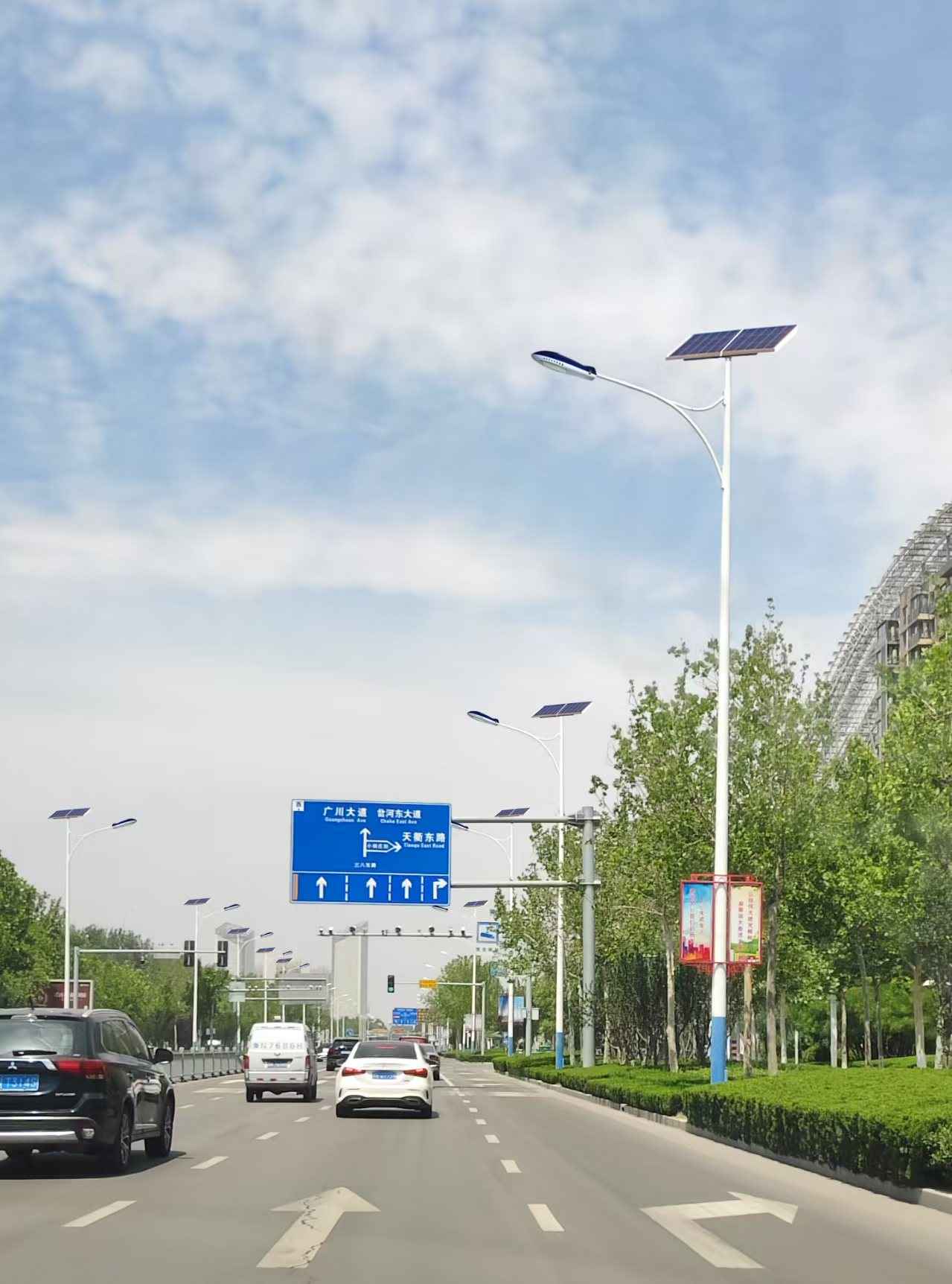 山东易创路灯厂深度解析：太阳能路灯与市电路灯，哪个更适合您的需求？