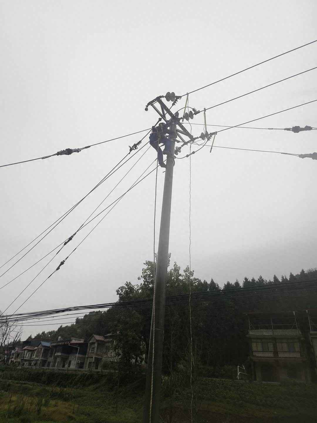 600电力管 600公斤变压器雨中运抵 德阳电力人员冒雨抢修保供电