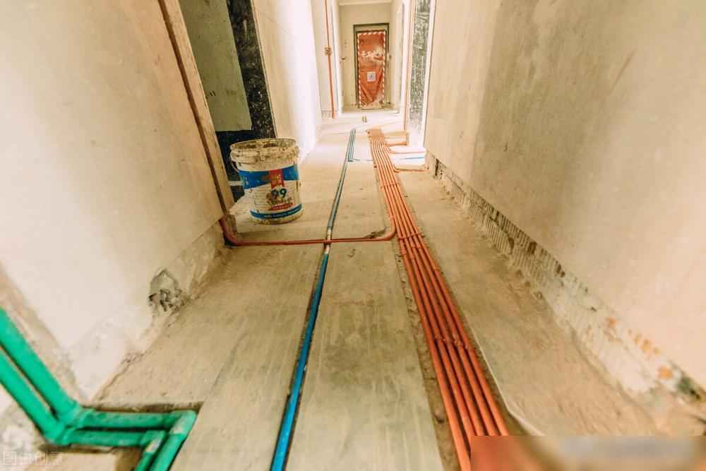 安装电力管家装改水电，电线管在水管下面，可以吗？有危险吗？怎么处理？