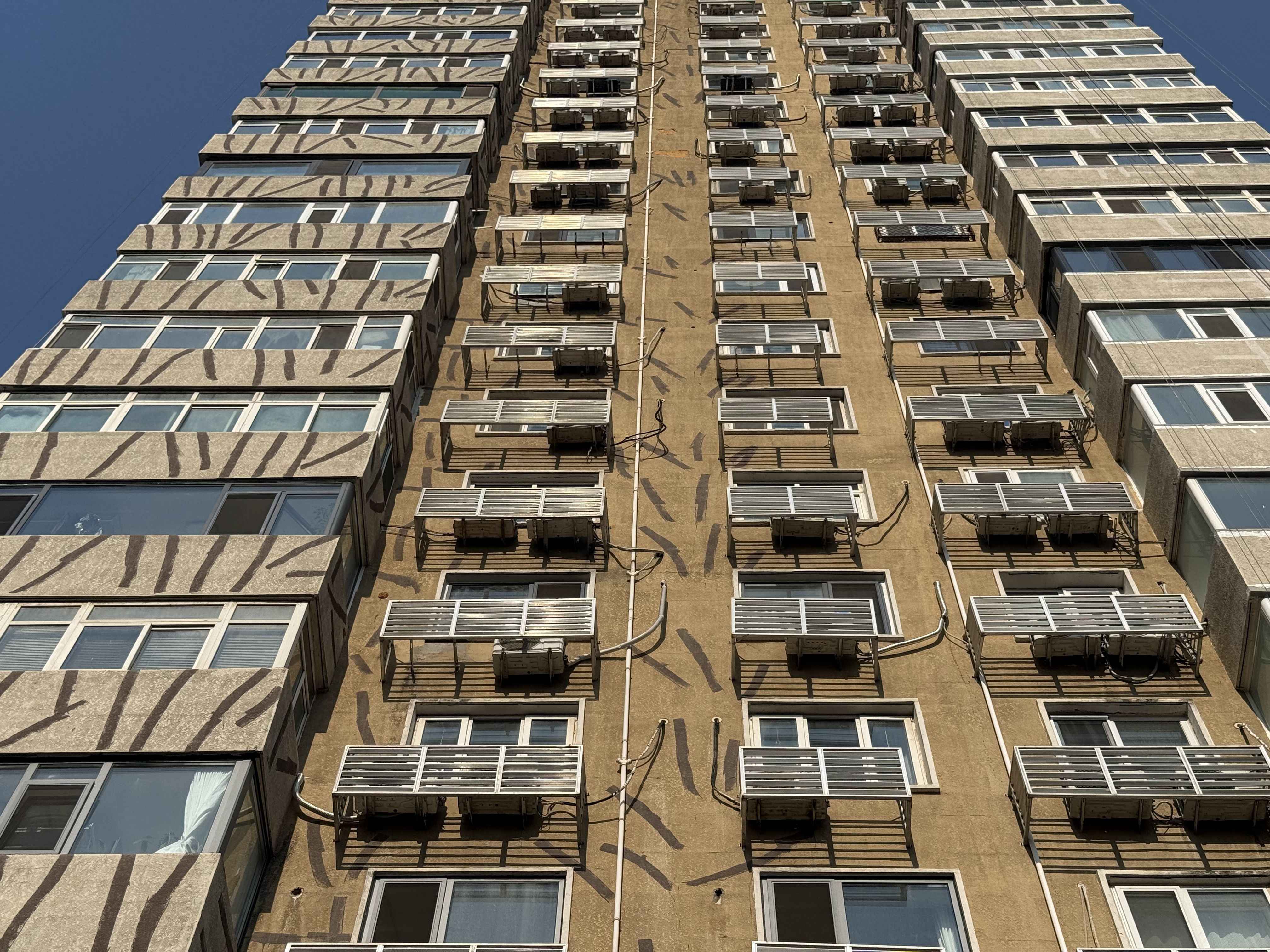 16孔电力排管 四环边这栋“补丁大楼”挺吓人，物业：明年改造丨有事儿@新京报