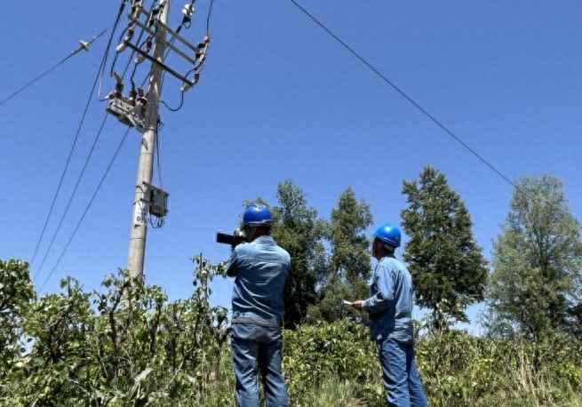 国网和政县供电公司电力巡线护安康