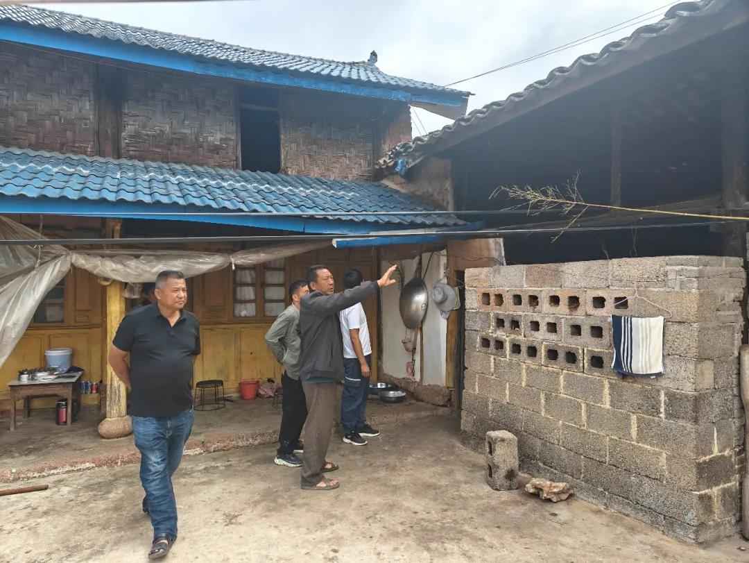 【我为群众办实事】甸阳供电所免费改造老旧线路赢点赞！