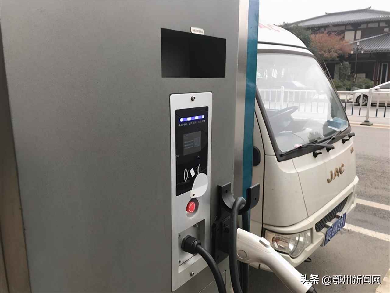 鄂州方形电力管：头顶5G基站，还可当充电桩！路灯杆与电力杆塔的“新基建”兼职