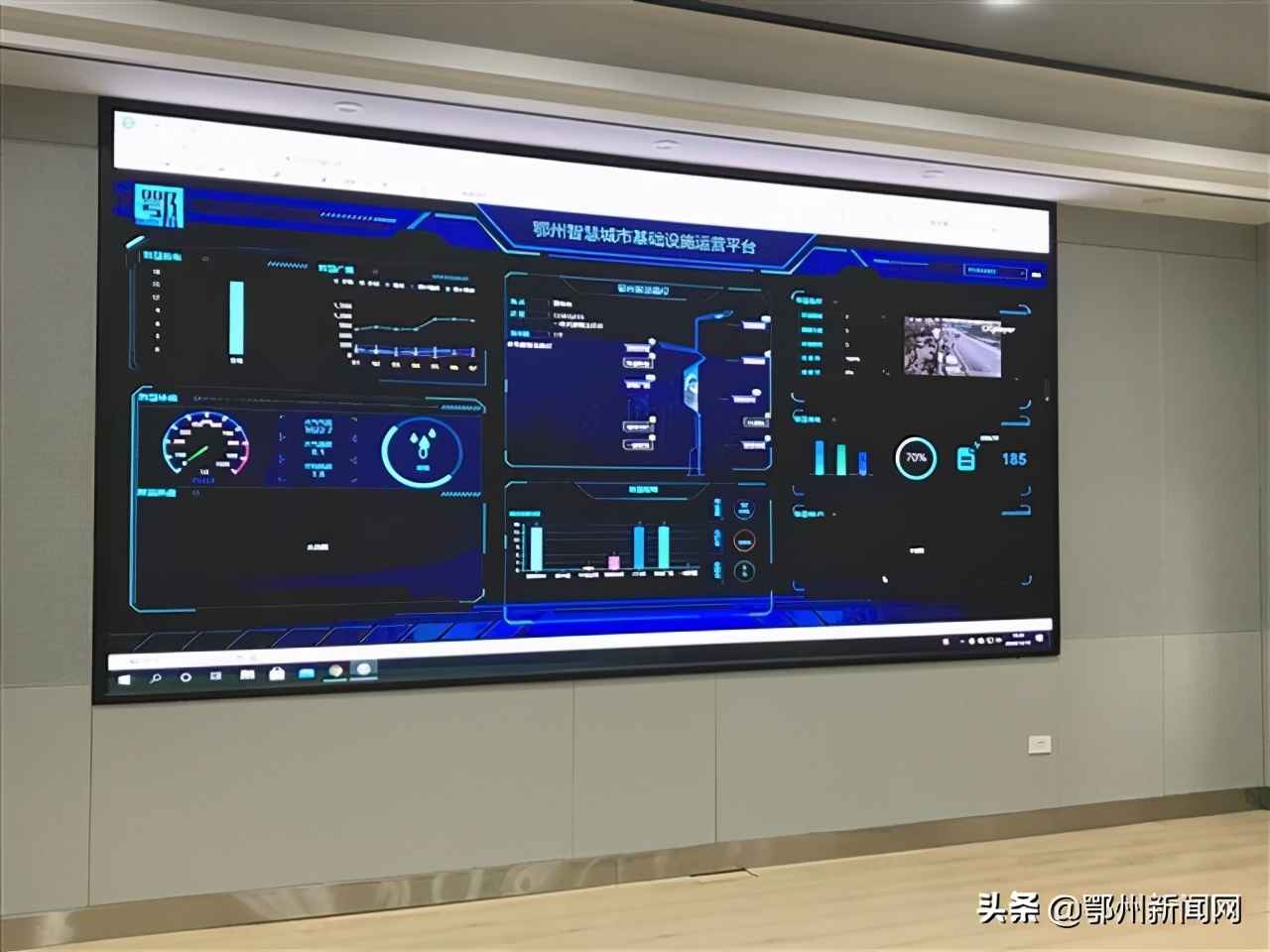 鄂州方形电力管：头顶5G基站，还可当充电桩！路灯杆与电力杆塔的“新基建”兼职