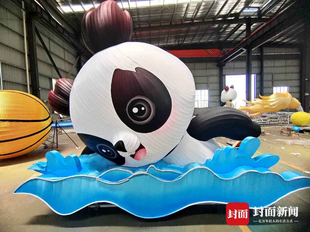 自贡阻燃电力管 比普通彩灯材质成本贵一倍 “自贡造”大运会吉祥物“蓉宝”彩灯遇火难燃丨彩灯进大运