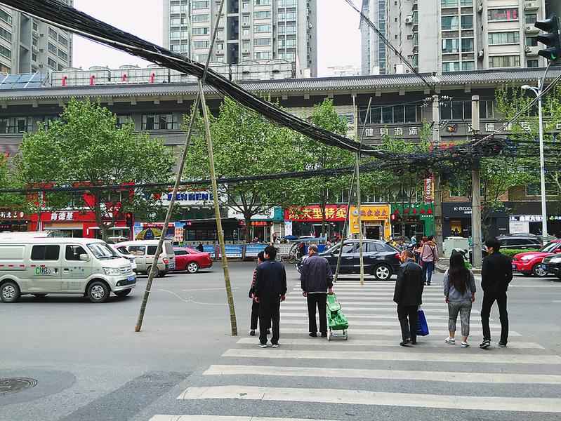 城市线缆安全隐患：竹竿支撑乱象调查