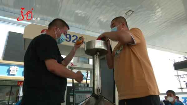 哈尔滨车主加油奇遇：52升油箱竟加出62升油，真相何在？